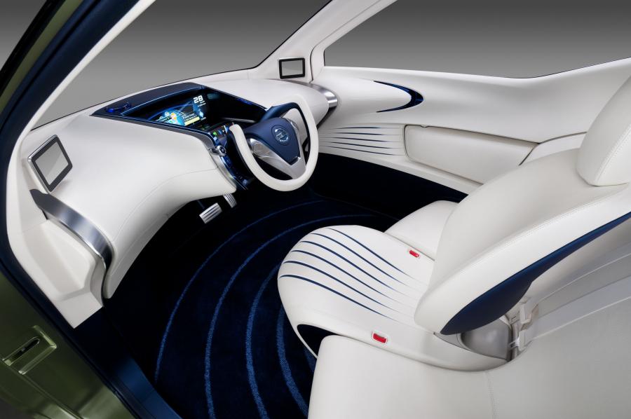  Nissan Pivo 3 Concept 2011 года  (фото 7 из 14)
